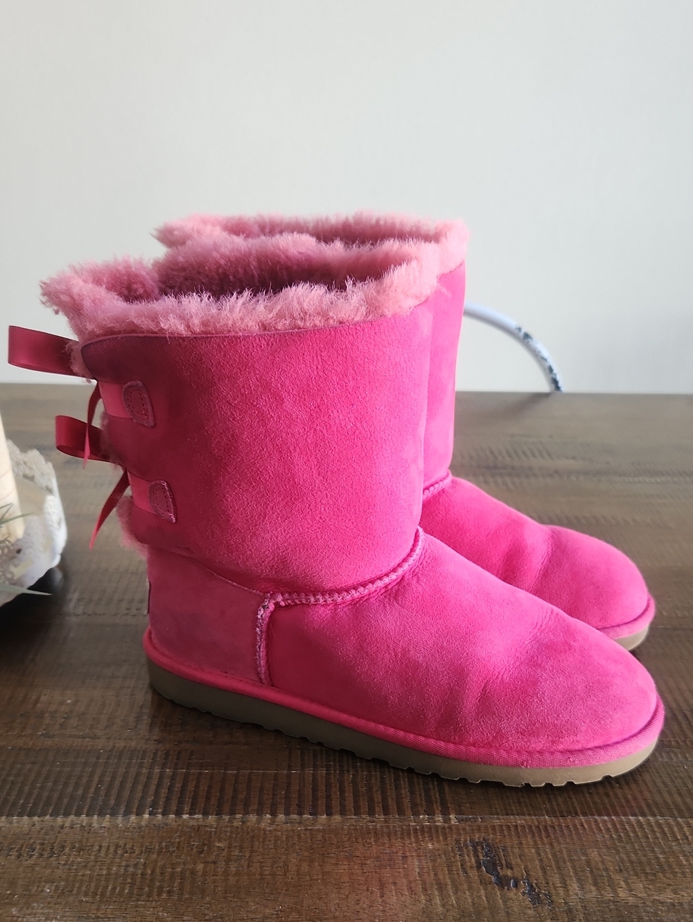 UGG Hot Pink Sheepskin Boots with Back Bows Wmens Sz 6
